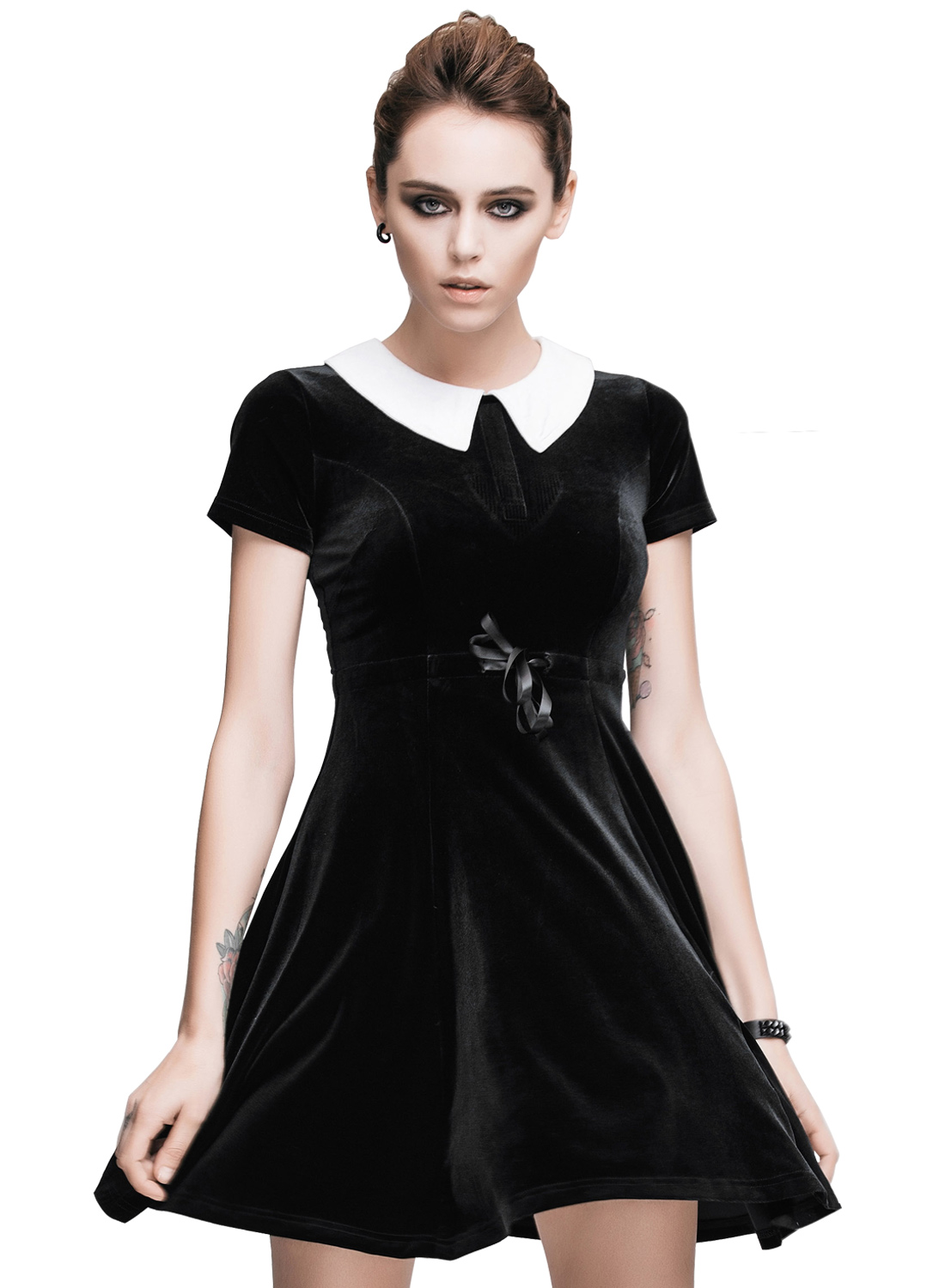 Onsdag, Kjole fra Restless 'N' Wild. En fantastisk smuk kjole lavet af strækbart fløjl med hvid krave og lynlås i ryggen. Silkebånd i taljen for bedre pasform.