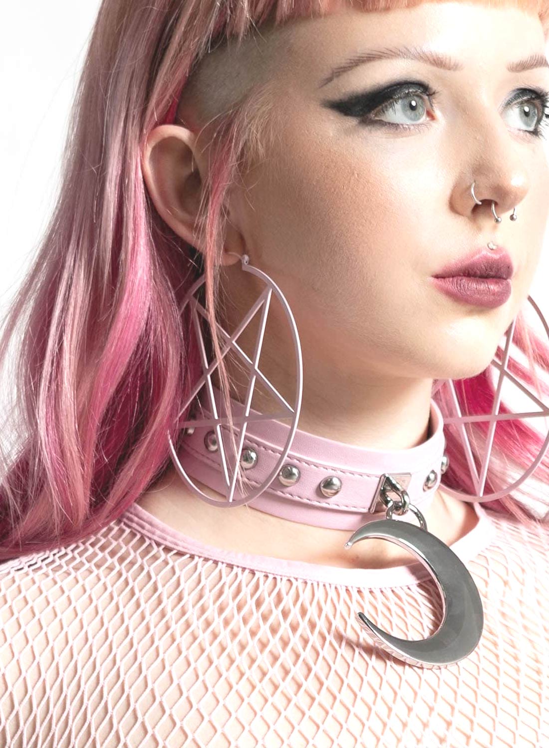 Killstar pastelrosa pentagram øreringe