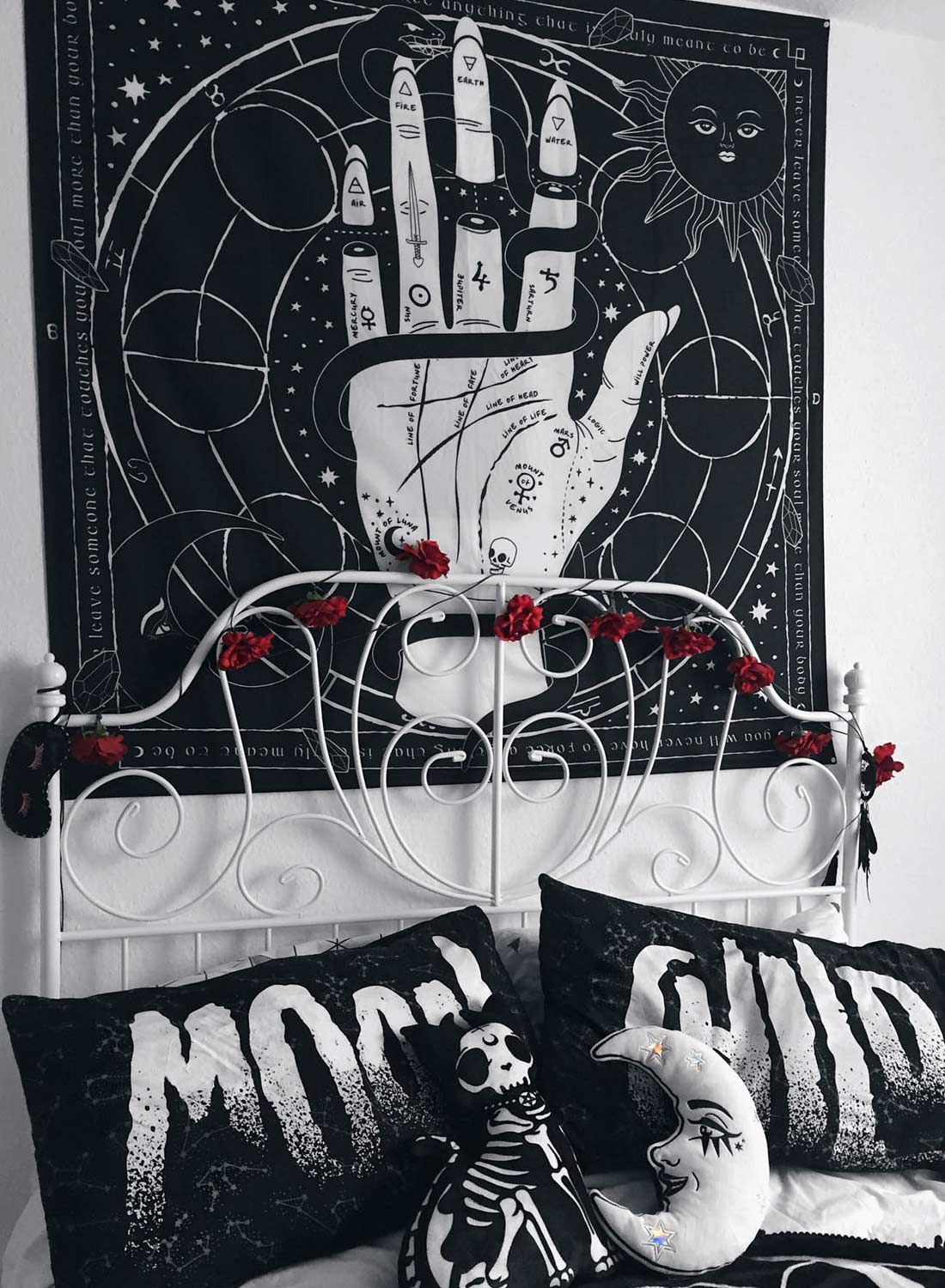 Håndlæsning, gobelin/sengetæppe fra Killstar med et dekorativt stort tryk.