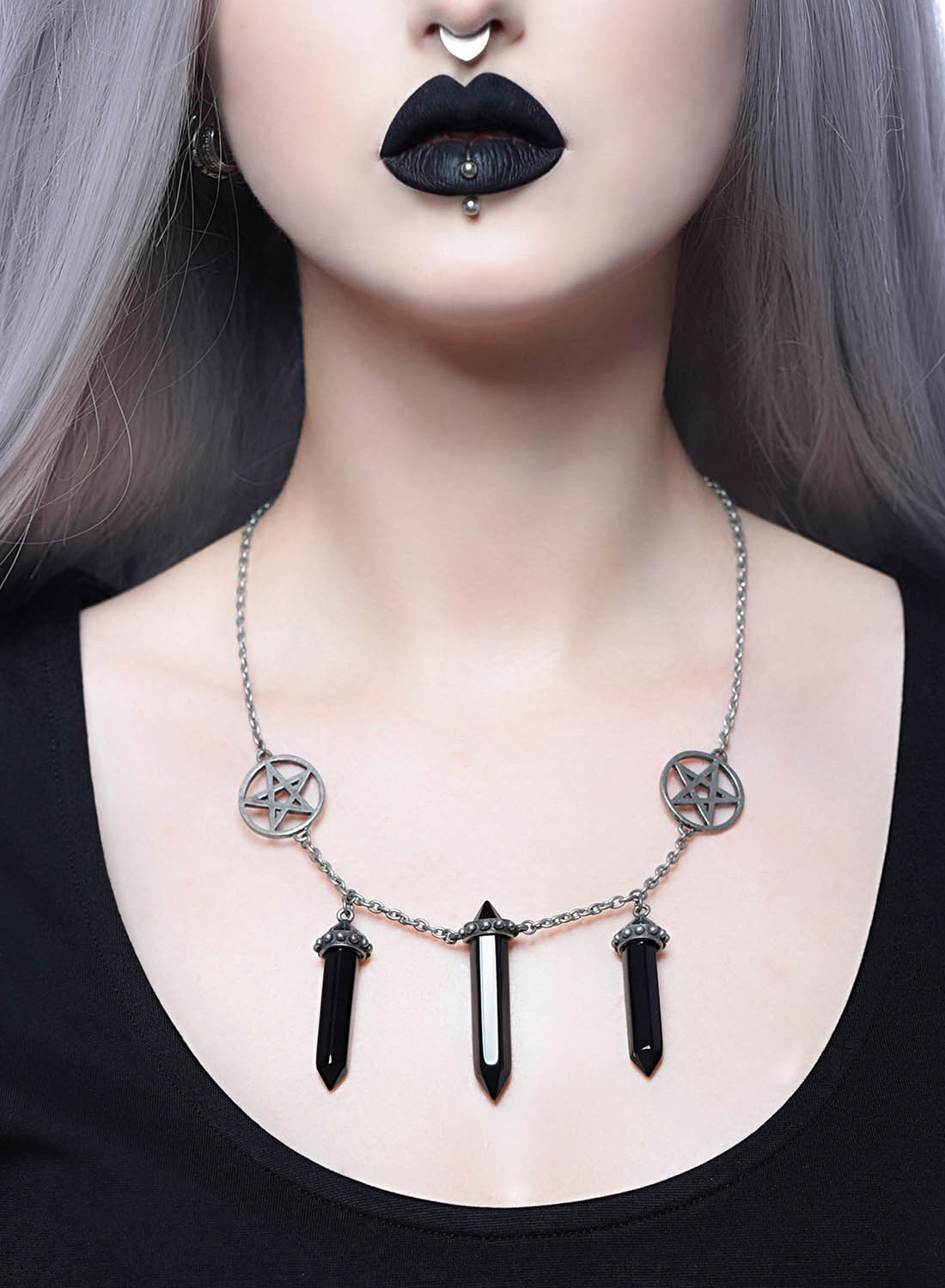 Trinity, halskæde fra Killstar med sølvfarvet kæde, pentagram og sorte vedhæng. Lavet af 100% metallegering. Størrelse: 60 cm.