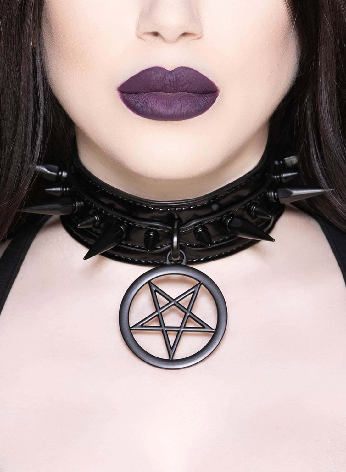 Uhyggelig choker fra Killstar. Mørkt look, rem af høj kvalitet, pigge og hængende pentagramvedhæng med justerbar beslag for perfekt pasform.