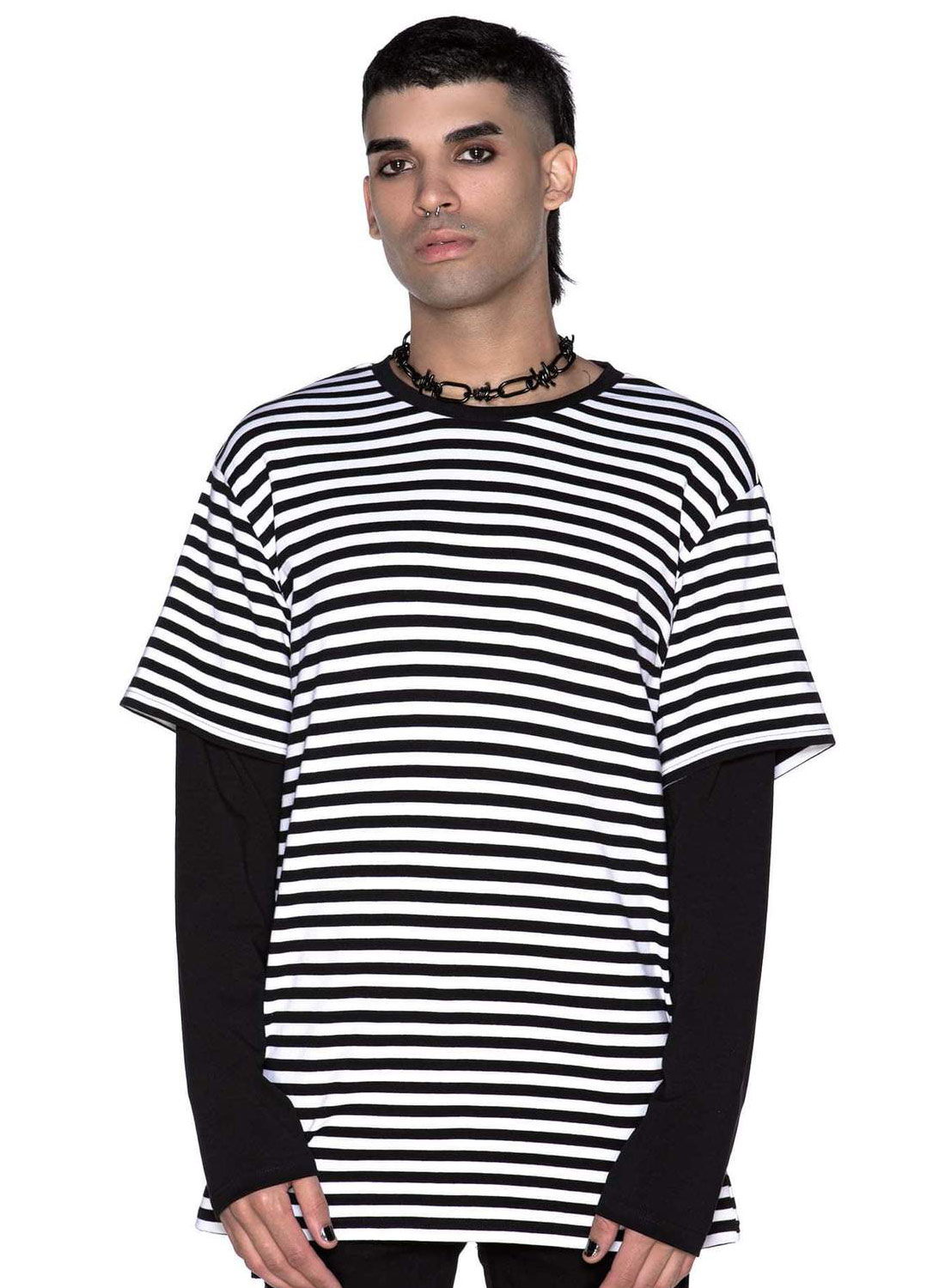 Maxen Long Sleeve Top White er en afslappet sweater fra Killstar! Sort undertrøje med stor T-shirt over i bomuldsblanding med rund krave.