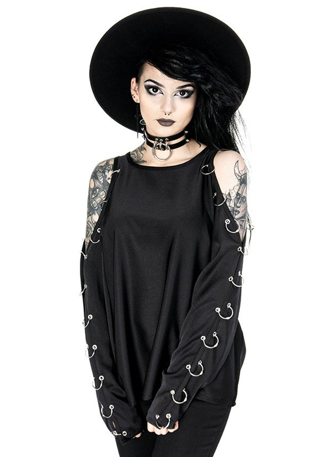 Bluse med kold skulder og piercing