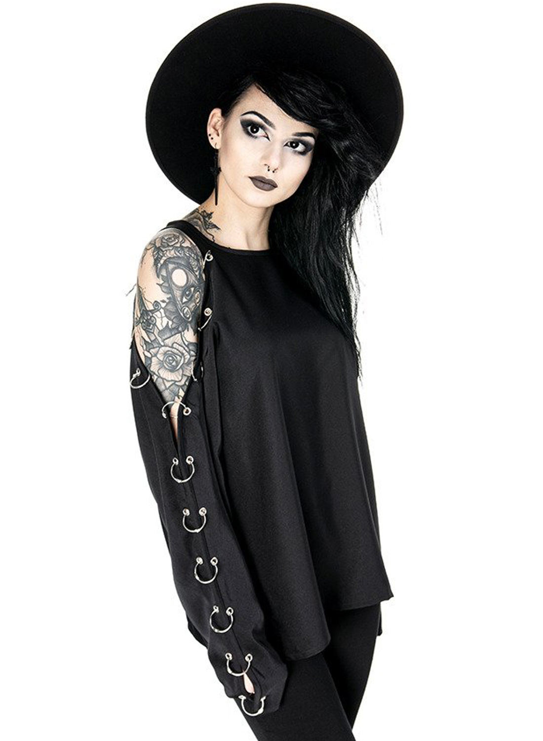 Bluse med kold skulder og piercing