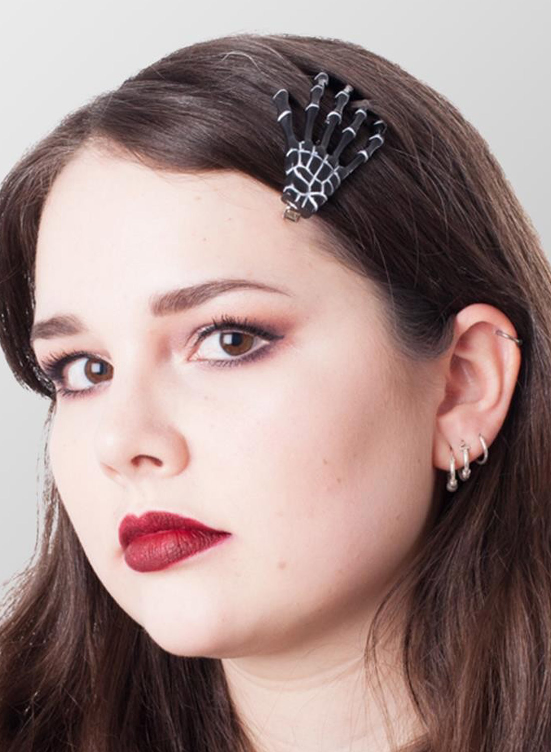 Skeleton Hands Hairclip Black er en punk rock hårspænde med skelethænder.