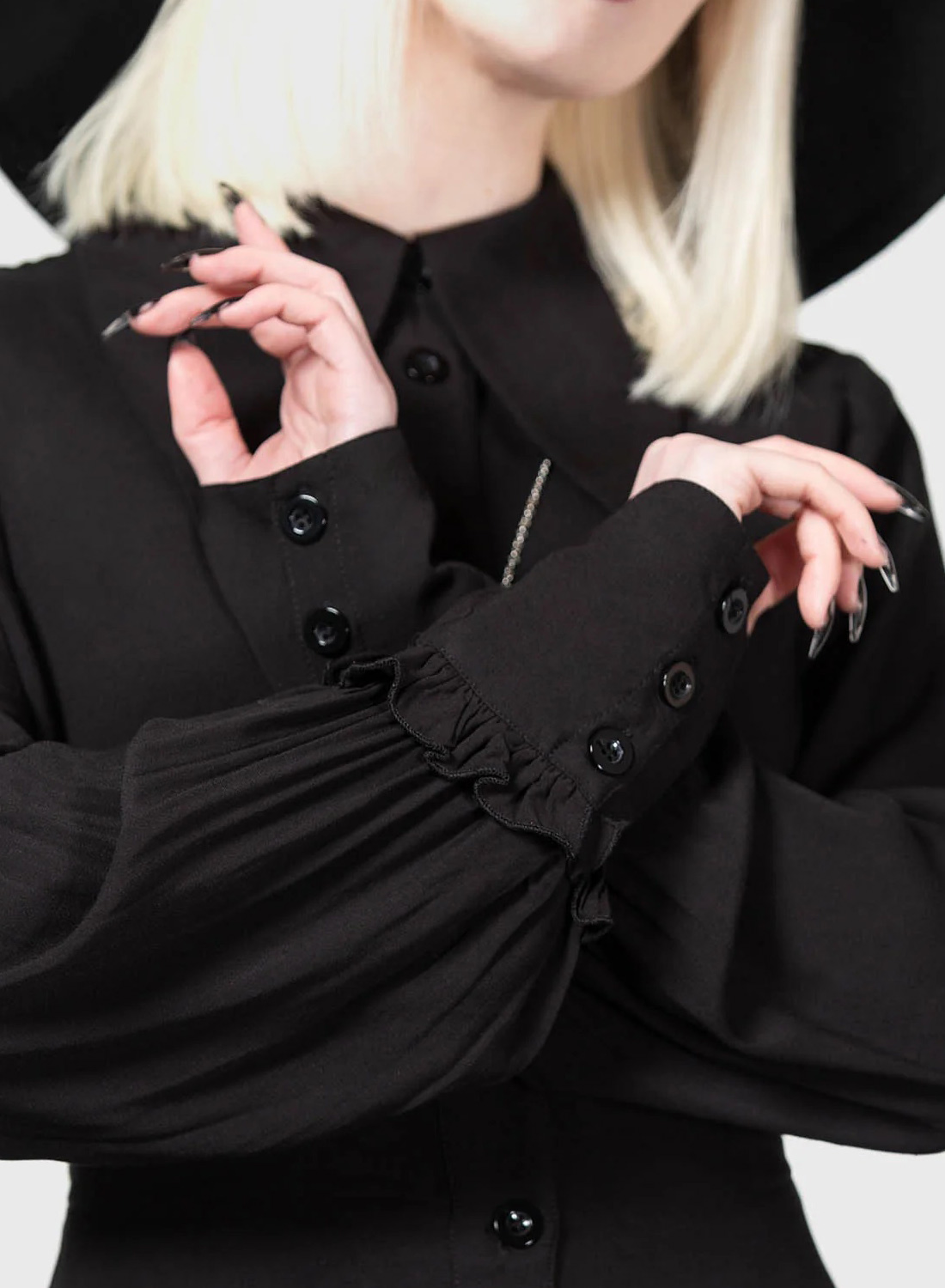 Killstar Kimaris Dress gotisk kjole med knapper foran, tætsiddende talje og fladt nederdel