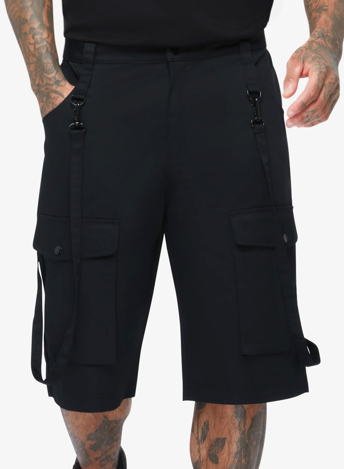 Sorte Killstar Sacred Skull-shorts med brugsdesign, sidelommer og aftagelige stropper foran.