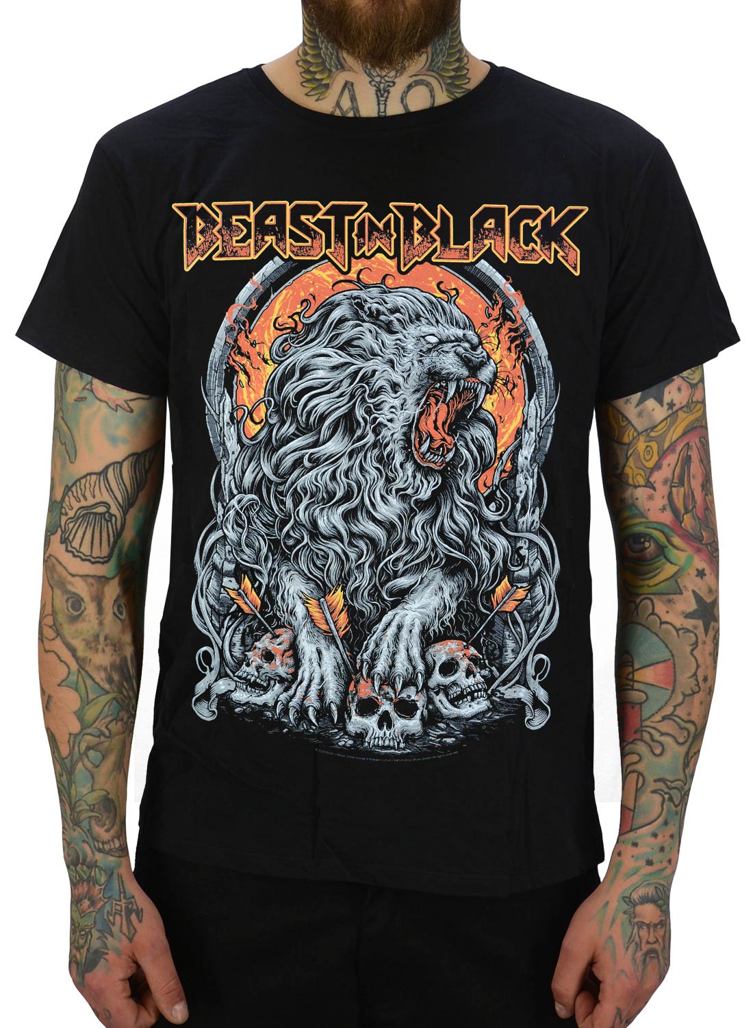 Beast In Black Glory to the Beast T-shirt, med et detaljeret løvemotiv, kranier og teksten "Beast in Black" i heavy metal-stil med ild i baggrunden.