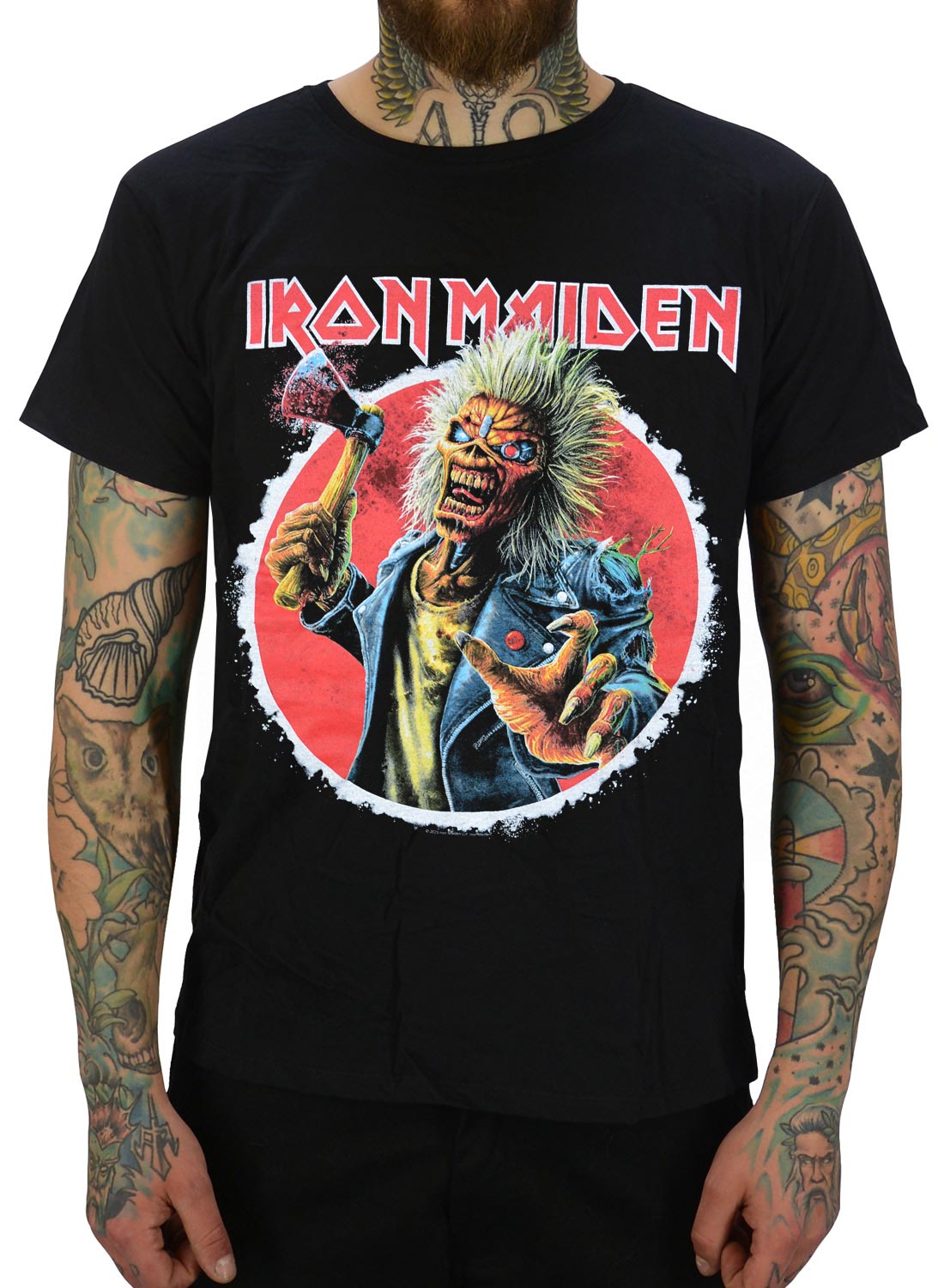 Iron Maiden Axe Eddie T-shirt, med Eddie med en økse og rødt logo foran.