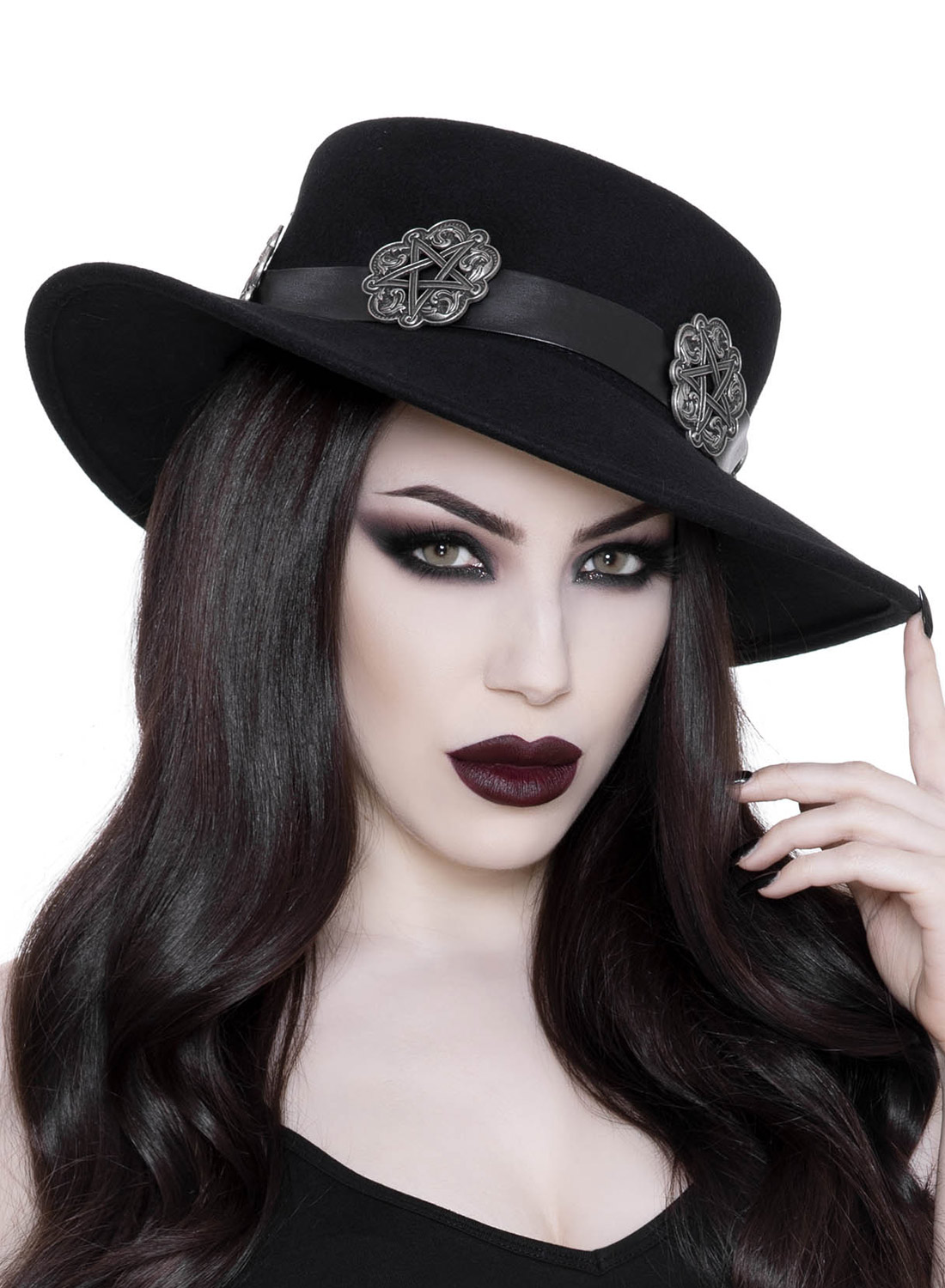 Killstar Mystic Maven Concho Hat. Sort bredskygget hat fra Killstar med metalkonchos og pentagramdetaljer, gotisk stil.