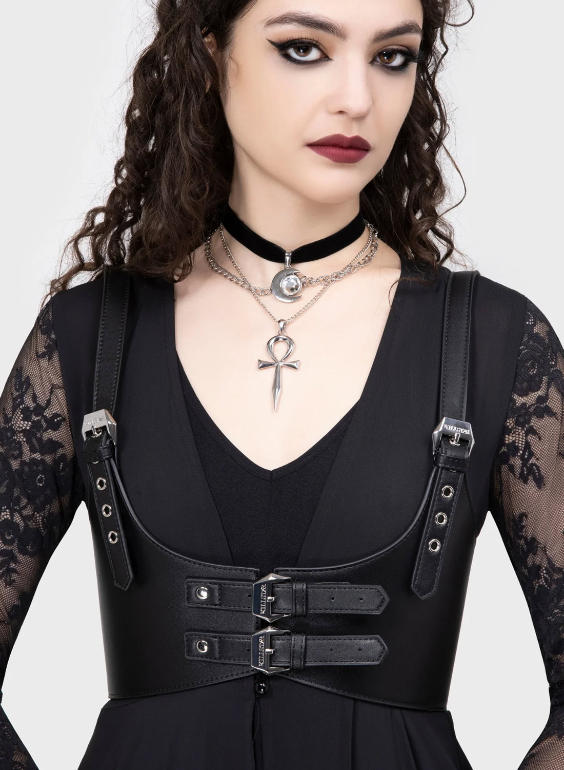 Killstar Ember Pit-sele. Sort sele fra Killstar i læderlook med dobbeltspænder og justerbare skulderstropper i gotisk stil.