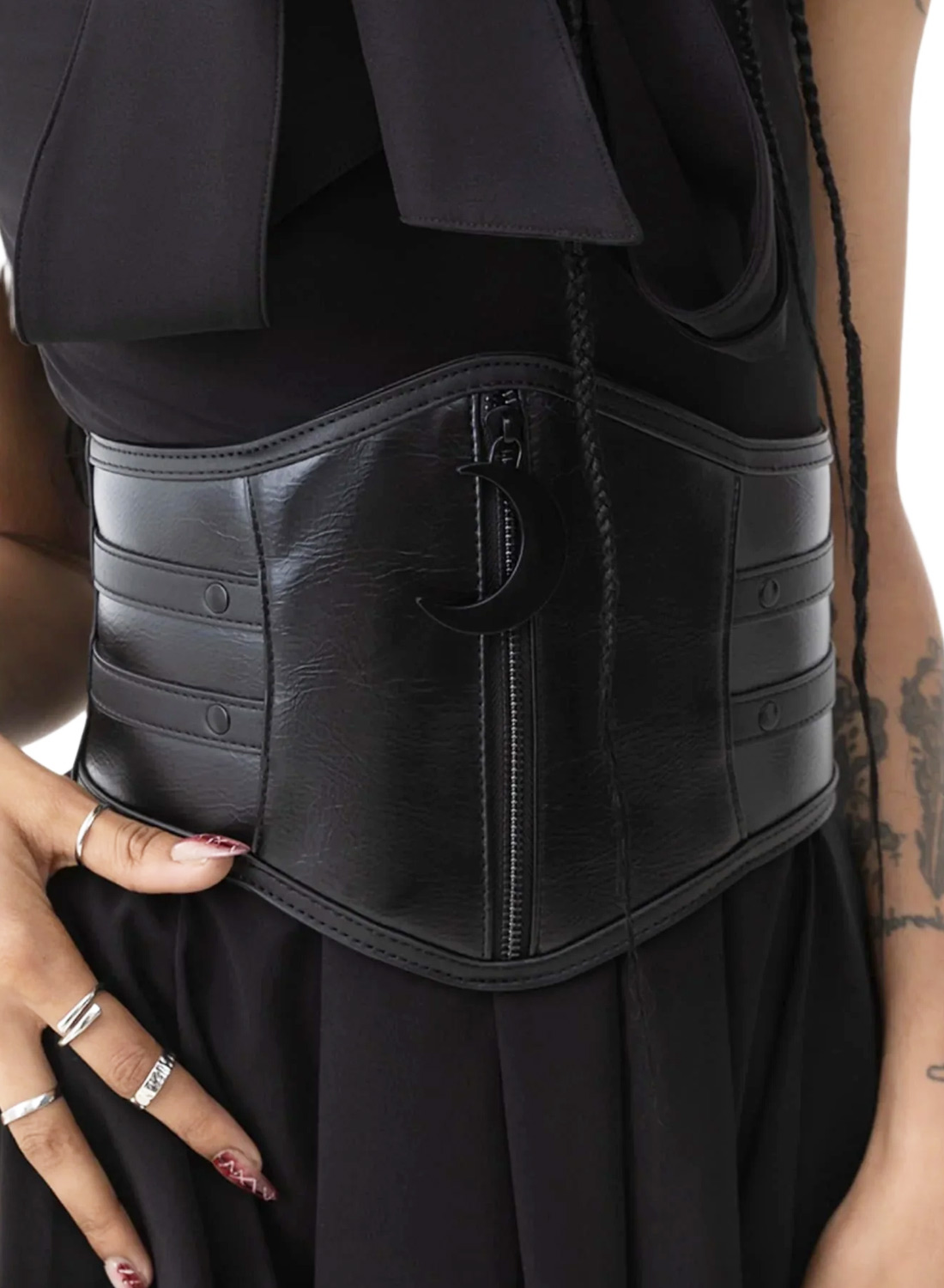 Killstar Lunar Spell bælte. Sort PU taljebælte med månedetalje og lynlås foran fra Killstar Lunar Spell Belt.