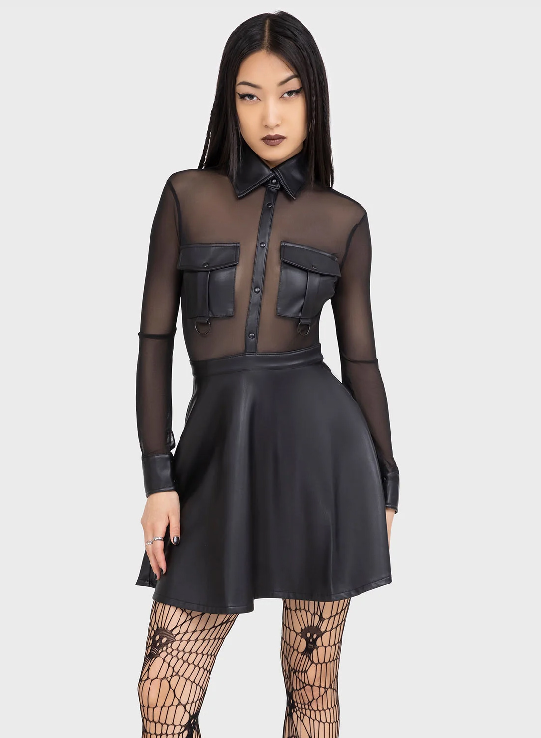 Killstar Shadowsinger kjole. Sort minikjole med gennemsigtig mesh-top og PU-nederdel, lange ærmer og knapdetaljer fra Killstar.
