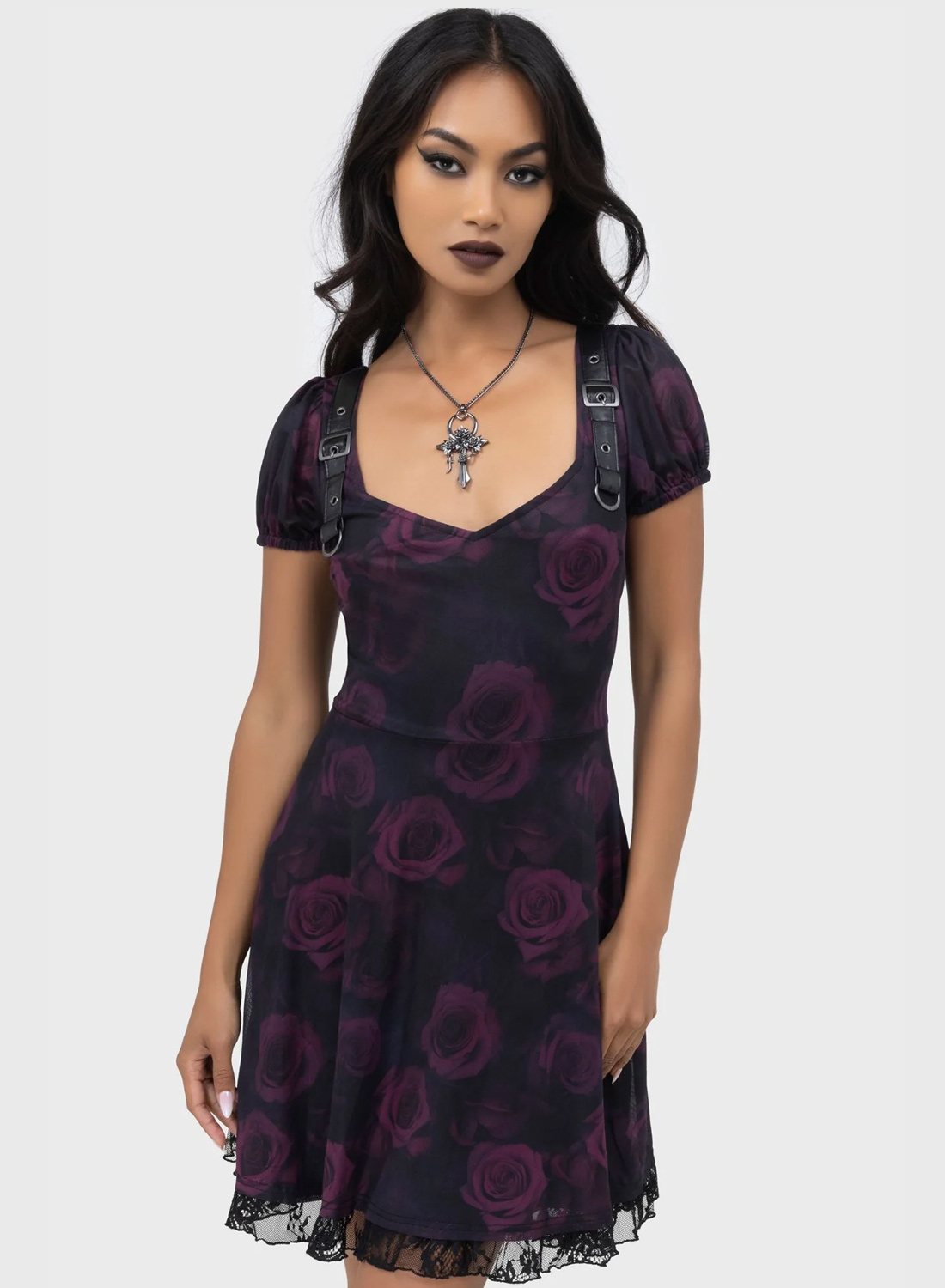 Killstar Ebonrose kjole. Sort mesh kjole med mørkerødt roseprint, pufærmer og spændedetaljer fra Killstar.