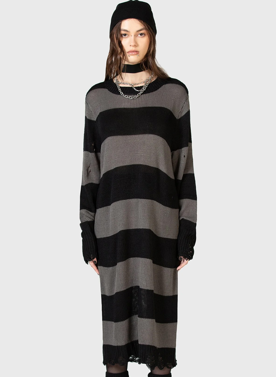 Killstar Within Souls sweaterkjole. Sort og grå stribet strikkjole i midi længde med distressed detaljer og oversized pasform fra Killstar.