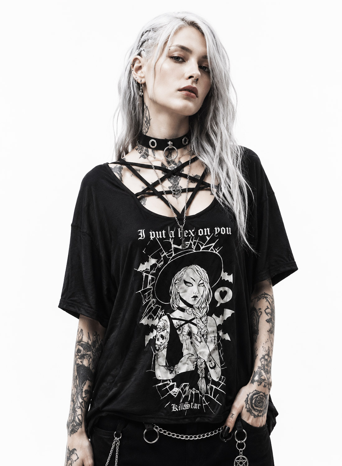 Hex Pentagram Top. Sort oversize top med "I put a hex on you" print, krydsede stropper i halsudskæringen og goth-inspireret motiv.
