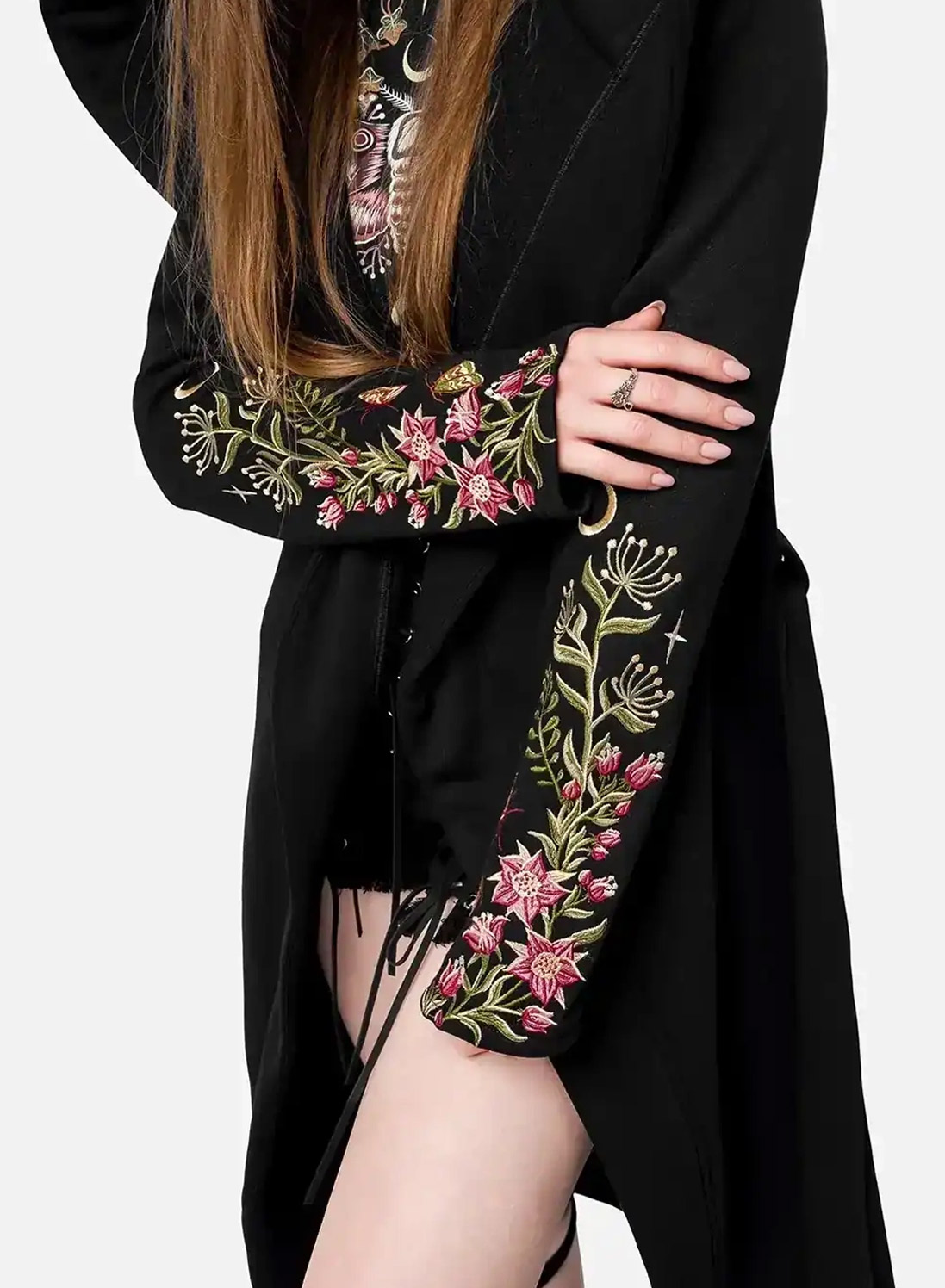 Restyle Wilderwood Hoodie - Sort gotisk hættetrøje med broderede Luna Moth, måner og skovblomster