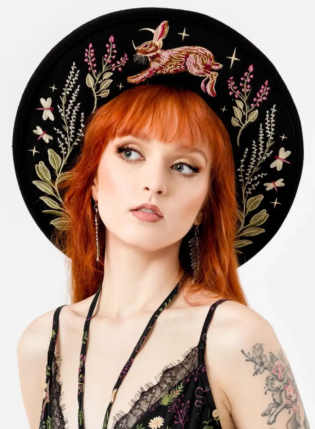 Restyle Hare Moon Hat - gotisk uldhat med broderede vilde harer, guldsmede og skovplanter