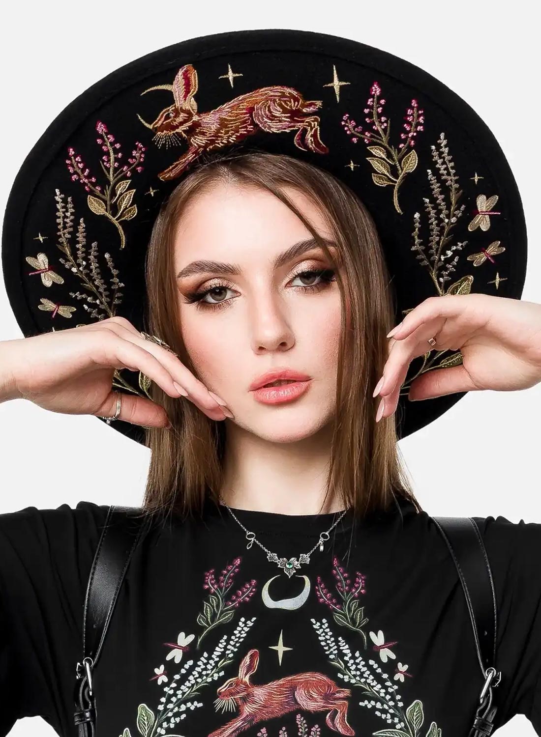 Restyle Hare Moon Hat - gotisk uldhat med broderede vilde harer, guldsmede og skovplanter