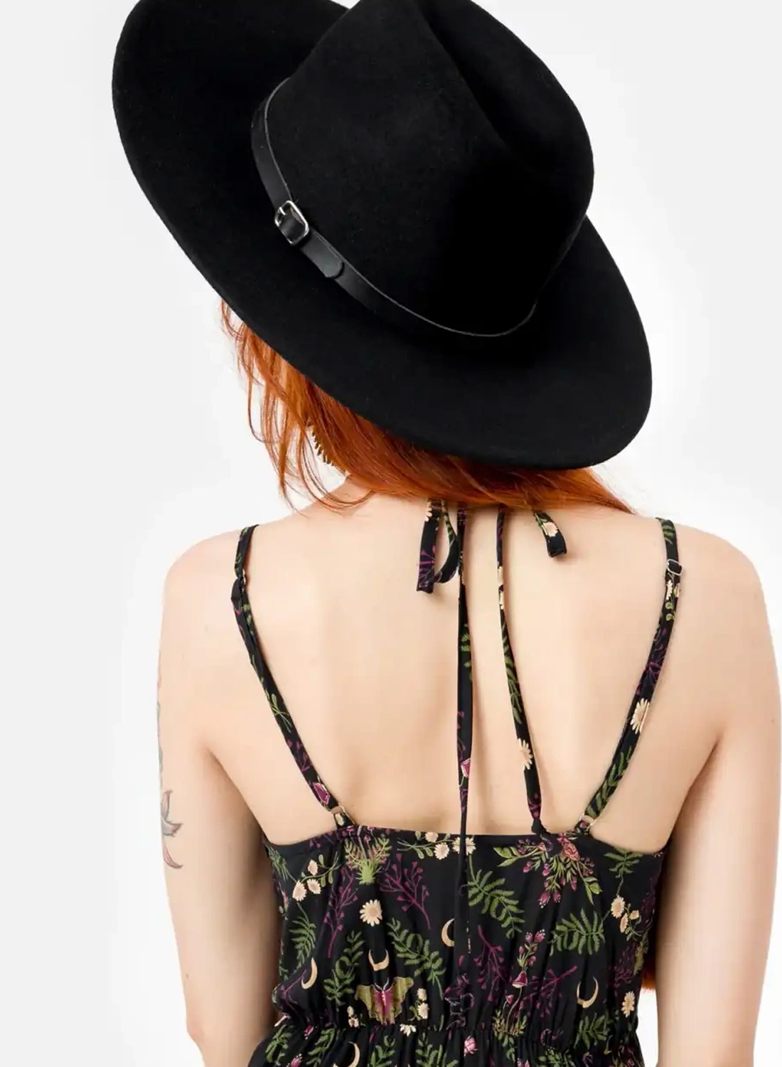 Restyle Hare Moon Hat - gotisk uldhat med broderede vilde harer, guldsmede og skovplanter