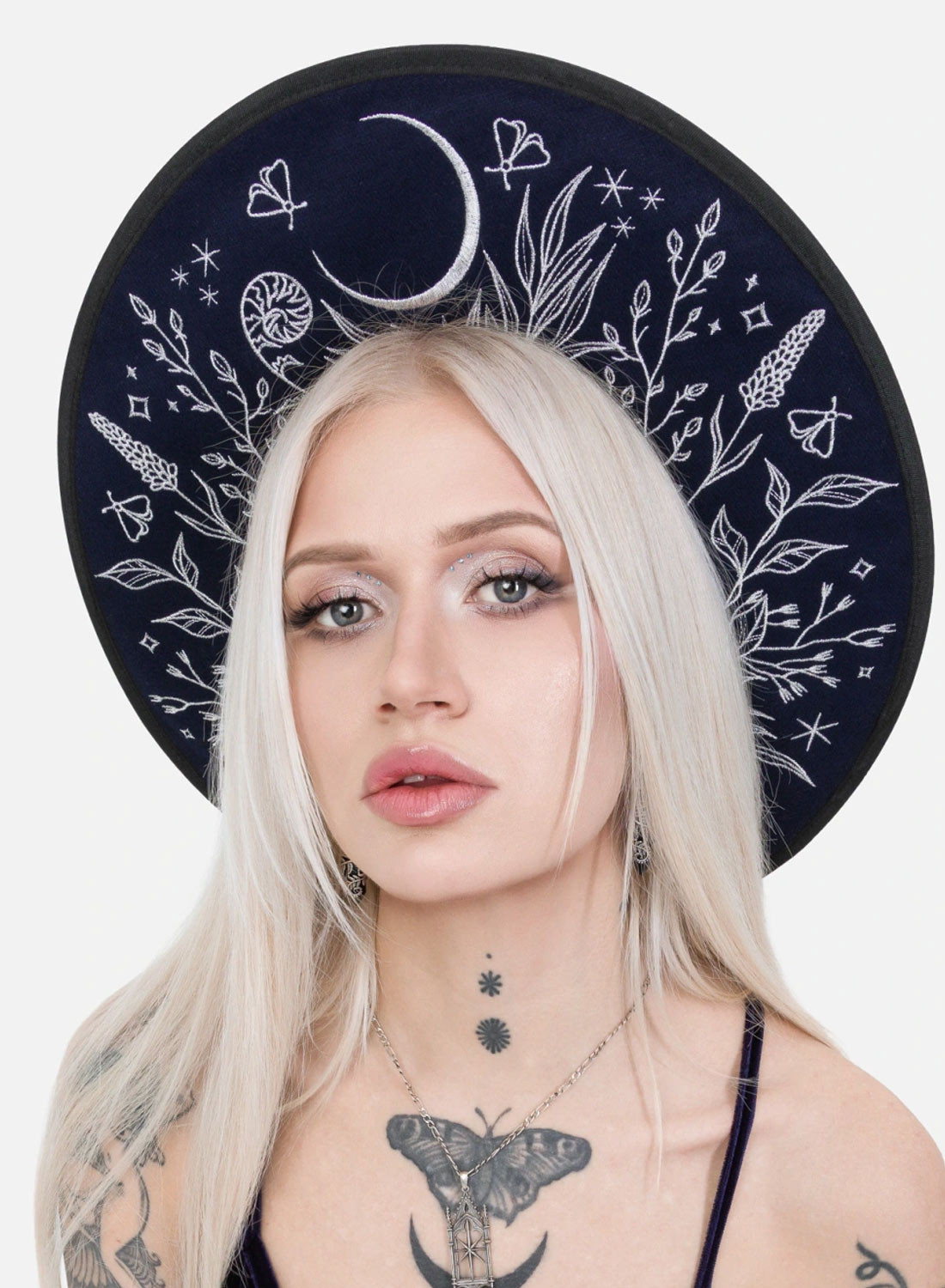 Restyle Stellar Glow Hat - midnatsblå gotisk uldhat med sølvbroderede møl, måner og stjerner