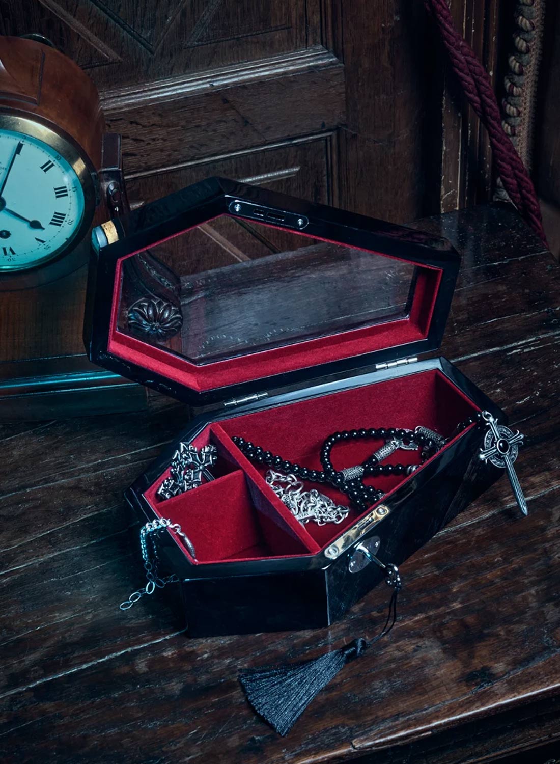 Killstar Casket Caset. Brystformet smykkeskrin i sort med gennemsigtigt låg, dyb rødt fløjlsinteriør og flere rum til smykker.