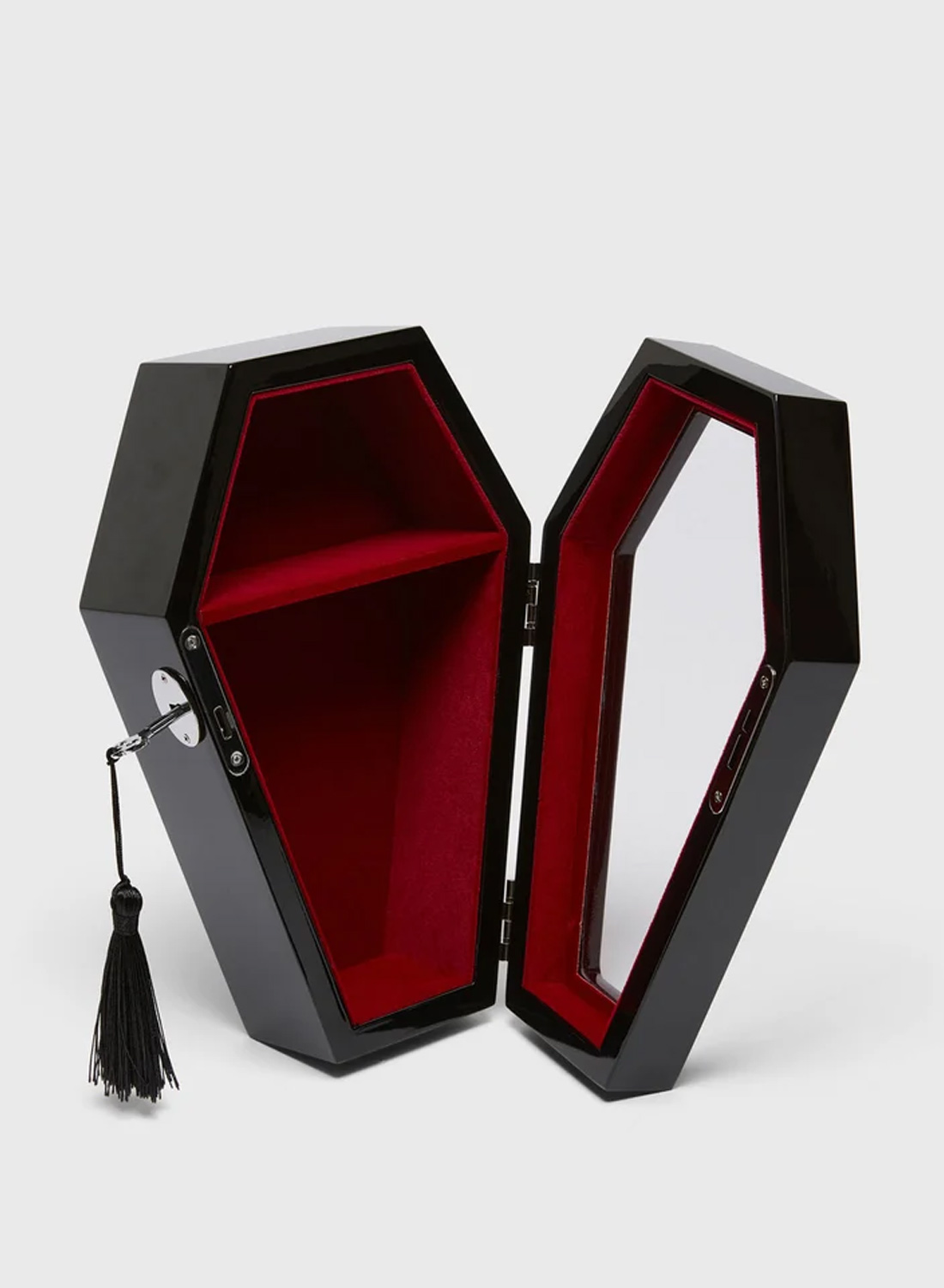 Killstar Casket Caset. Brystformet smykkeskrin i sort med gennemsigtigt låg, dyb rødt fløjlsinteriør og flere rum til smykker.