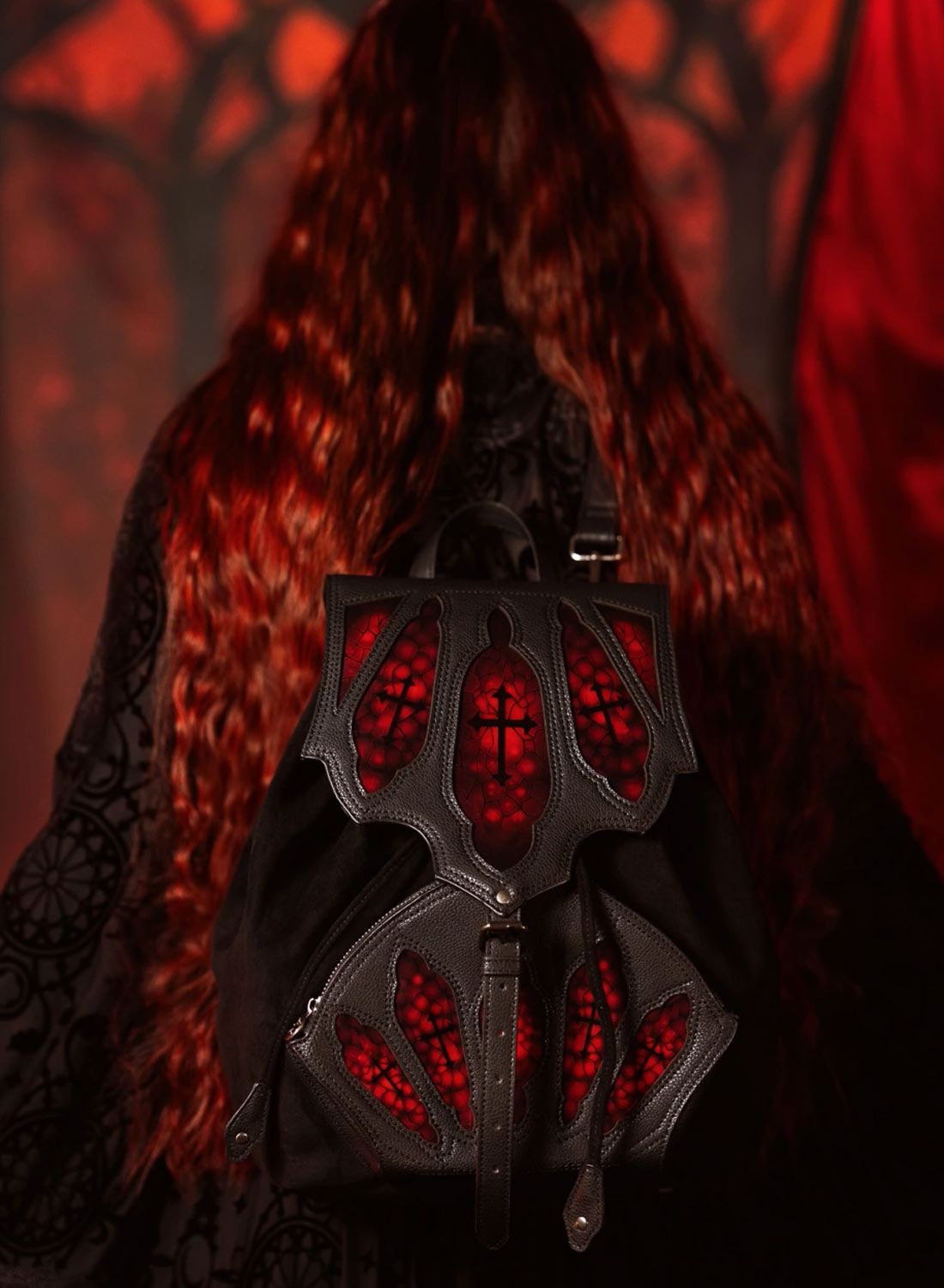 Restyle Bloodveil Black Gothic Rygsæk med røde katedralvinduer