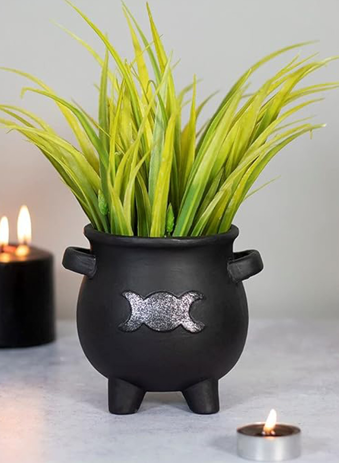 Goddess Cauldron Planter Pot - sort gotisk urtepotte i form af en heksekedel med sølv tredobbelt måne, små hanke og grønne planter.