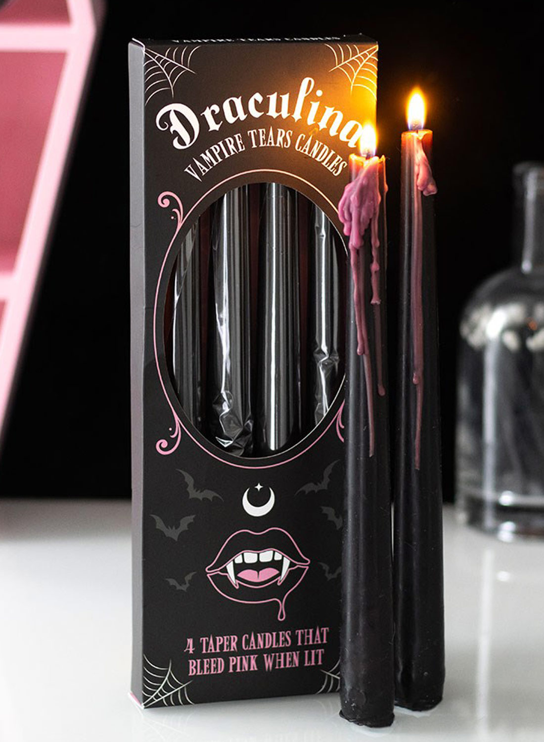 Pink Vampire Tears Candles - fire sorte gotiske vampyrlys, der smelter med pink voks, udstillet med emballage og tændt stearinlys.