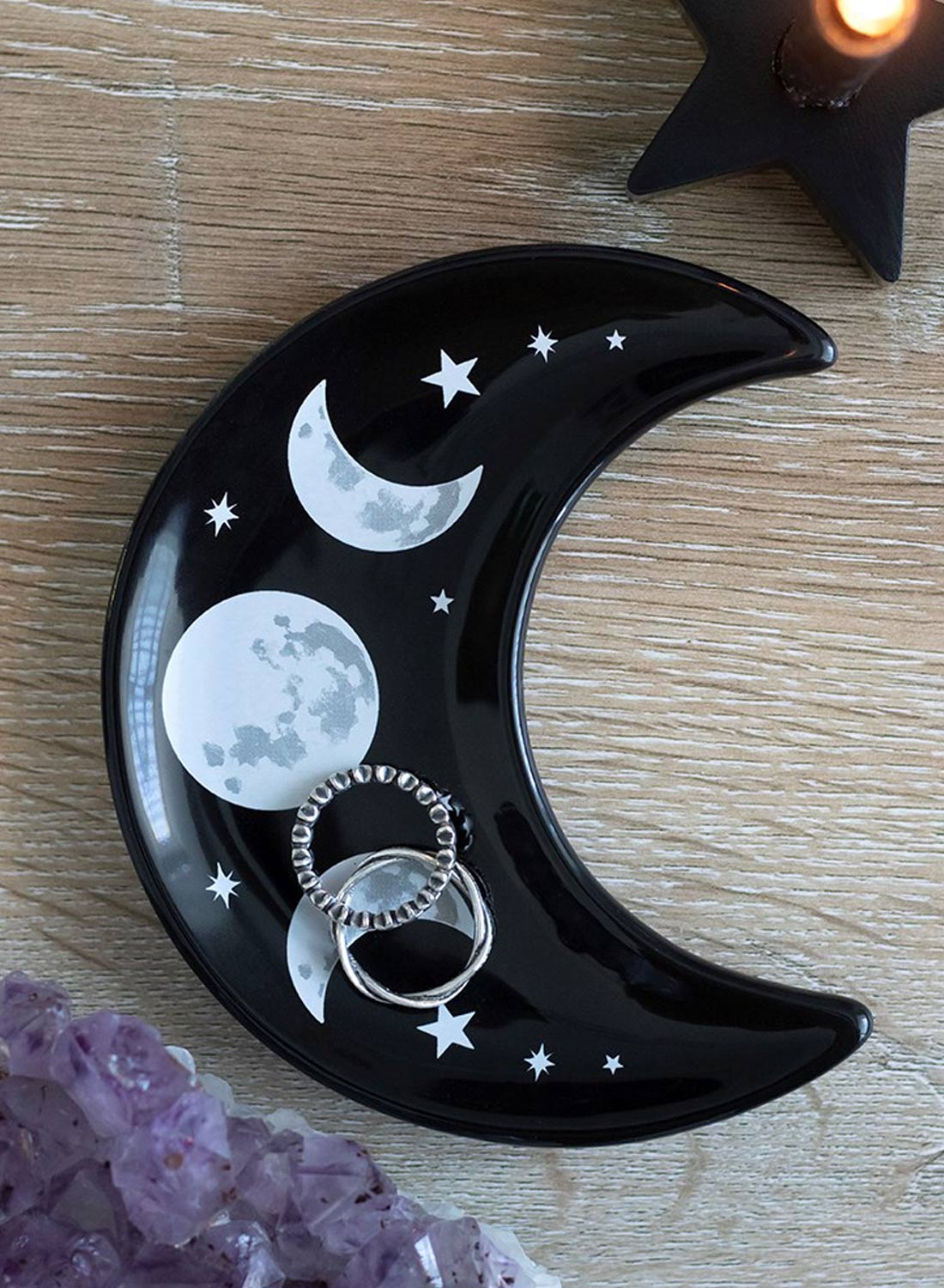 Cosmo Crescent Fad. Gotisk smykkefad i keramik formet som en halvmåne med tredobbelt månesymbol. Perfekt til ringe, smykker og hekseagtig indretning.