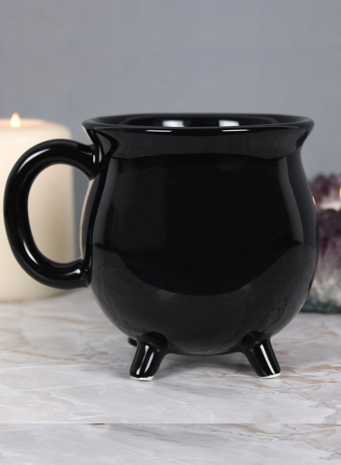 Black Cauldron Mug – sort blank krus i form af en heksekedel med rundt hank, bred åbning og tre små ben mod hvid baggrund.