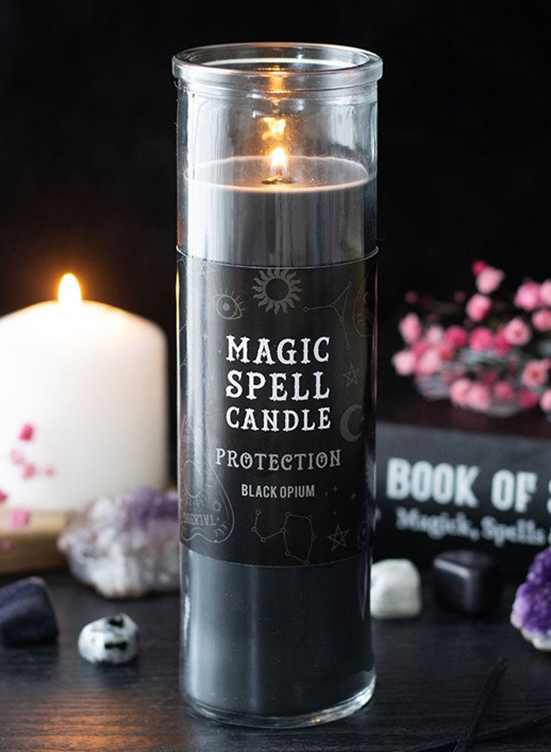 Magic Spell Candle Opium - sort glas duftlys med beskyttelsesmærke, magiske symboler og en brændetid på op til cirka 70 timer.