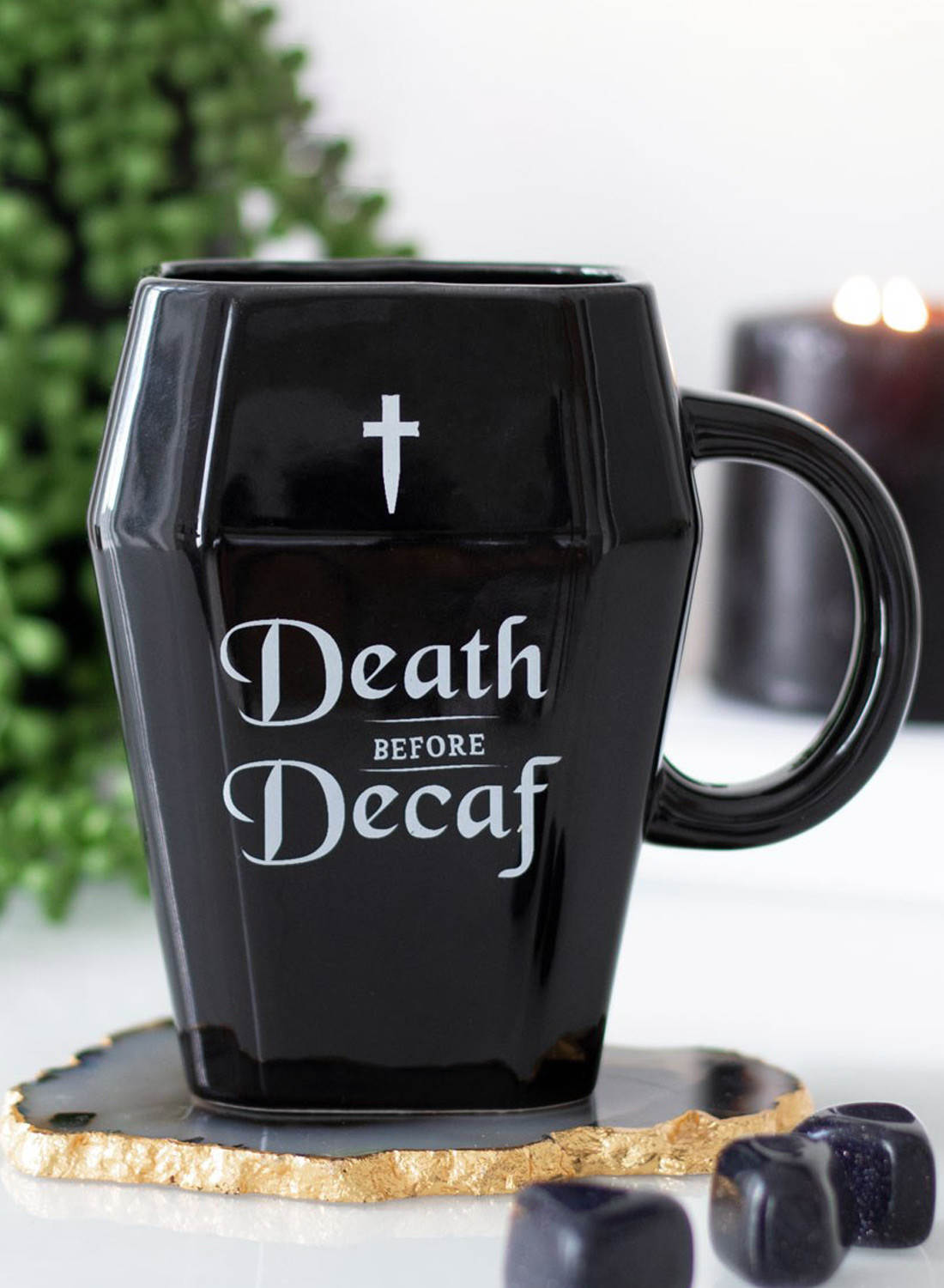 Death Before Decaf Coffin Mug - sort blank kaffekrus formet som en kiste med et hvidt kryds, Death Before Decaf print og stort håndtag.