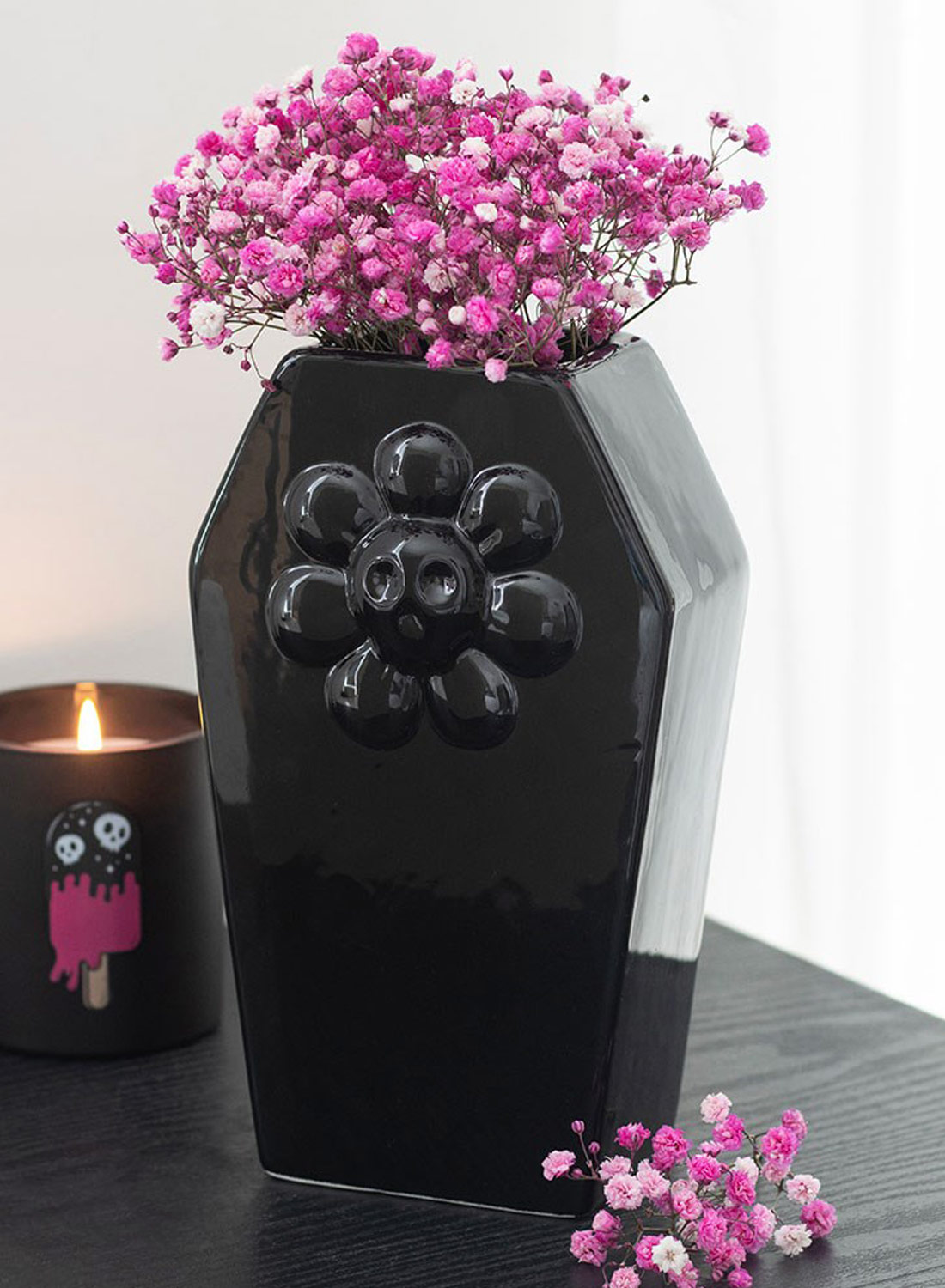 Blomsterkistevase. Gotisk kisteformet blomstervase fra Something Different, perfekt til friske blomster, tørrede roser og alternativ gotisk indretning.