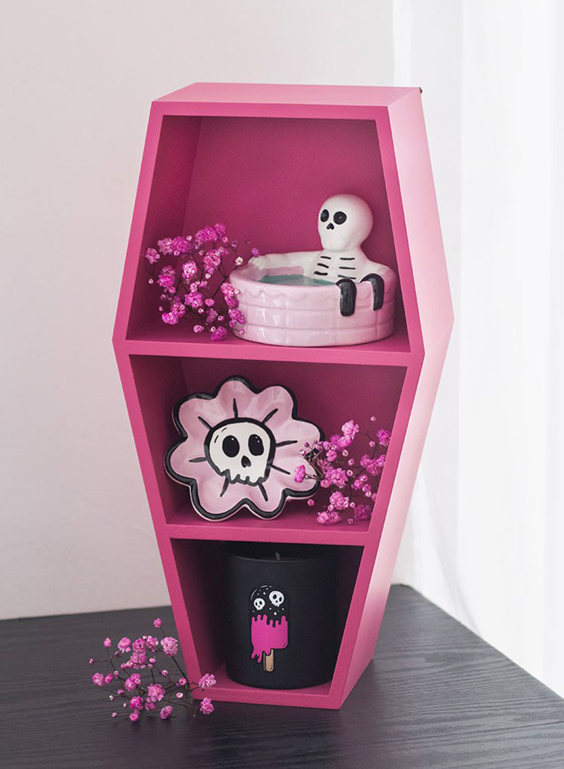 Cuteness Kiste. Lys pink kisteformet hylde, ca. 40 cm høj, til krystaller, planter og dekorationer. Perfekt til pastelgoth og uhyggelig sød indretning.