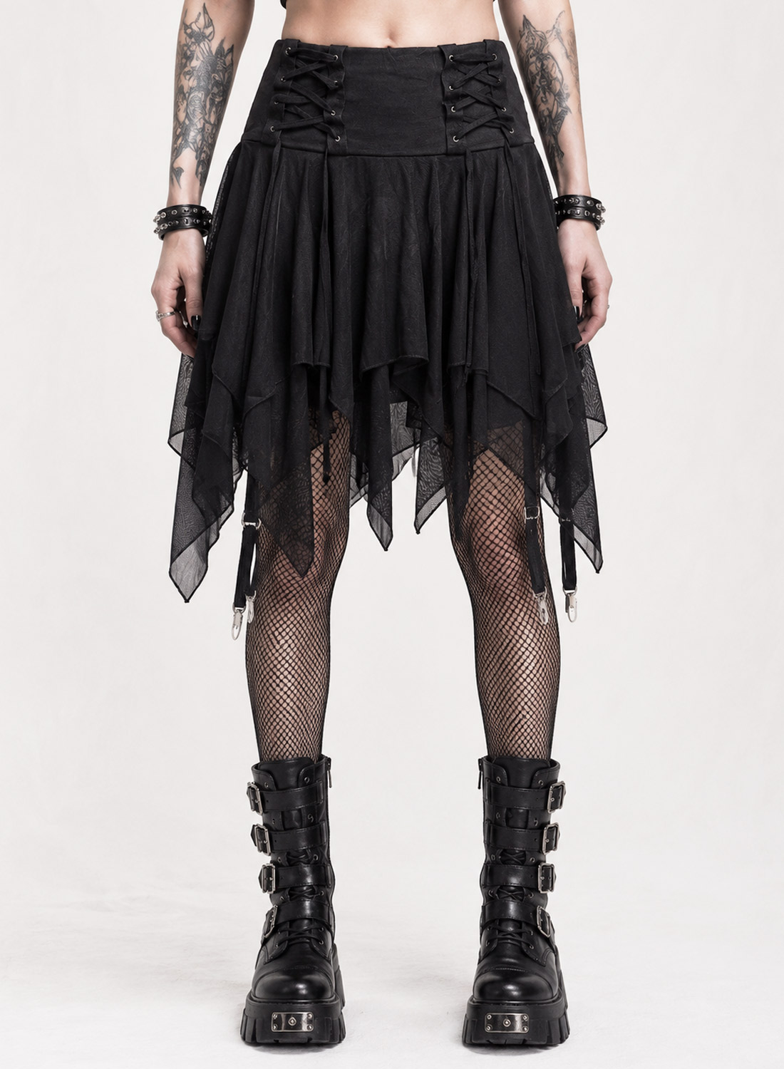 Mørk nymfe kort. Sort gotisk asymmetrisk nederdel med flere lag stof, dekorative bånd og indbyggede hotpants.