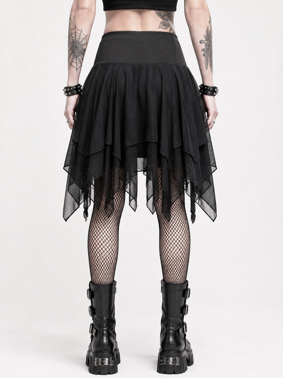 Mørk nymfe kort. Sort gotisk asymmetrisk nederdel med flere lag stof, dekorative bånd og indbyggede hotpants.