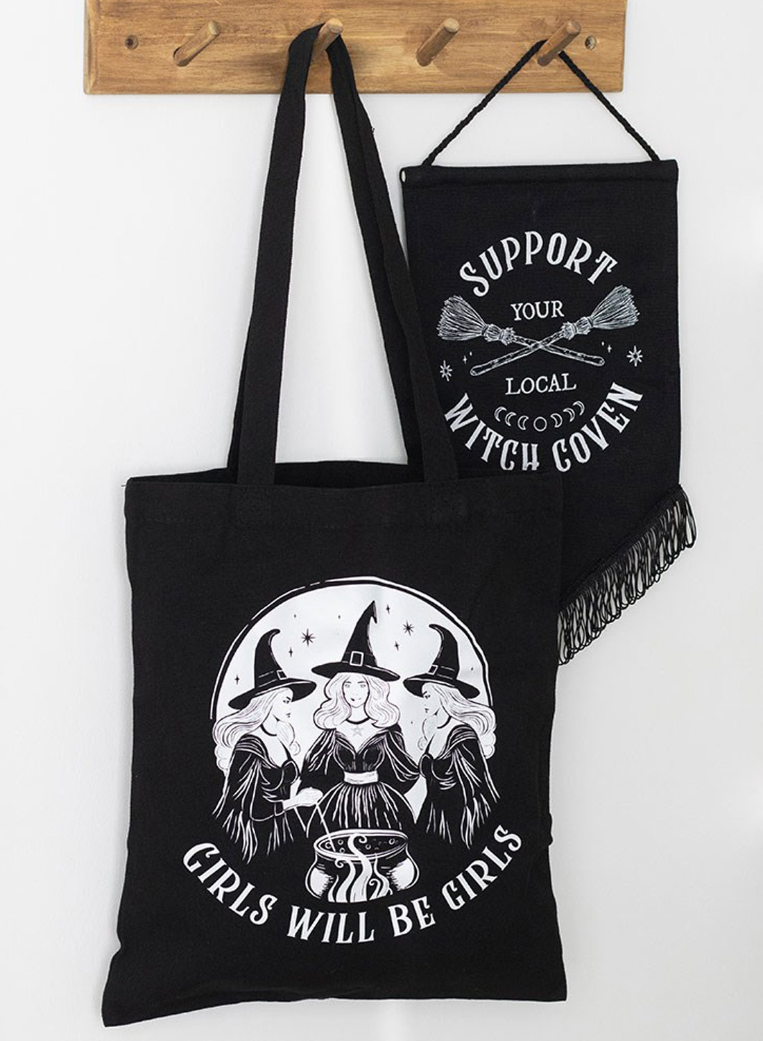 Girls Will Be Girls Tote Bag - sort polyester mulepose med tre hekse, magisk kedel og hvidt gotisk print.